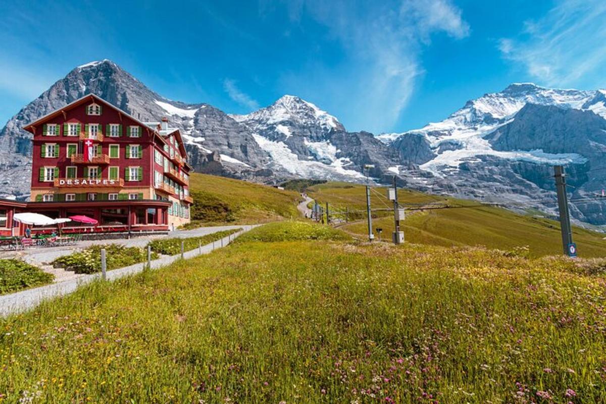 un edificio en una colina con montañas al fondo