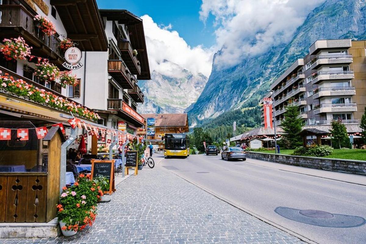 una calle de un pueblo con montañas al fondo