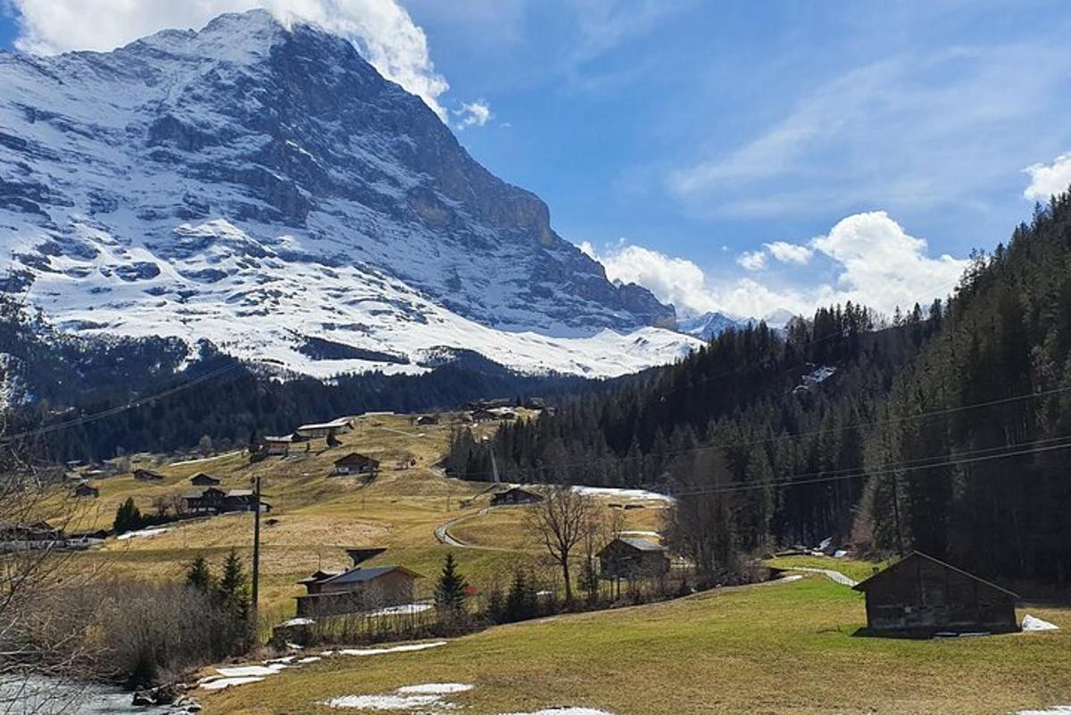 ein schneebedeckter Berg mit einem Dorf auf einem Feld