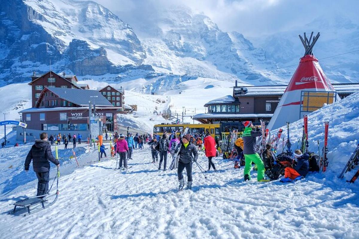 sekumpulan orang bermain ski di atas gunung yang dilitupi salji