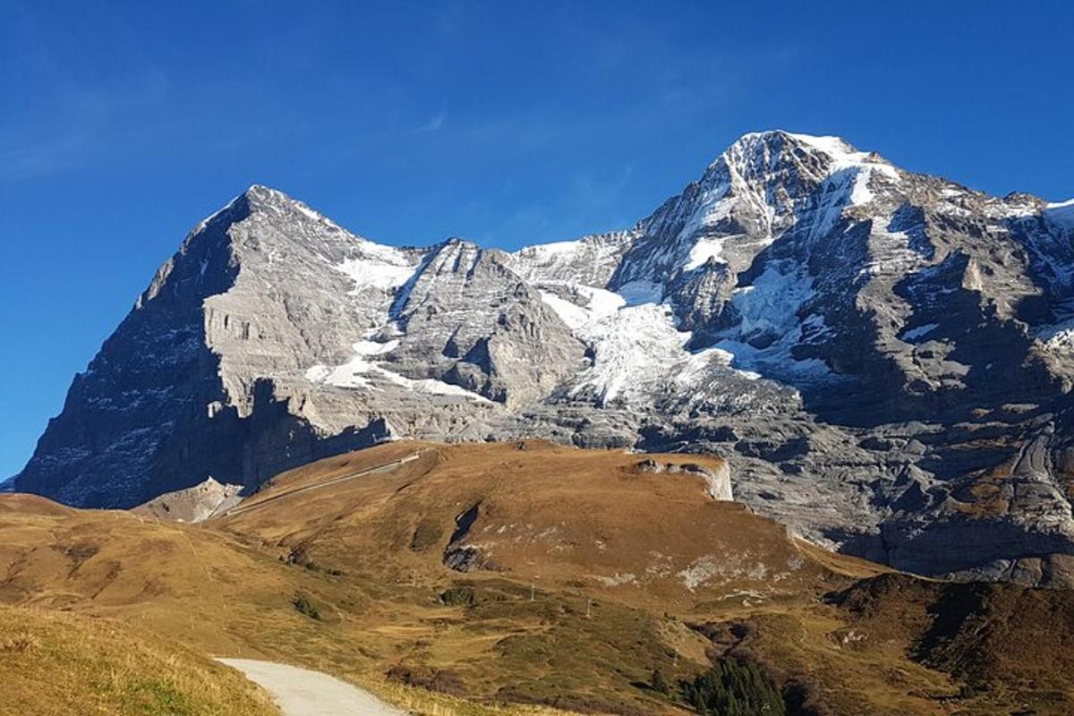 ein Berg mit Schnee davor
