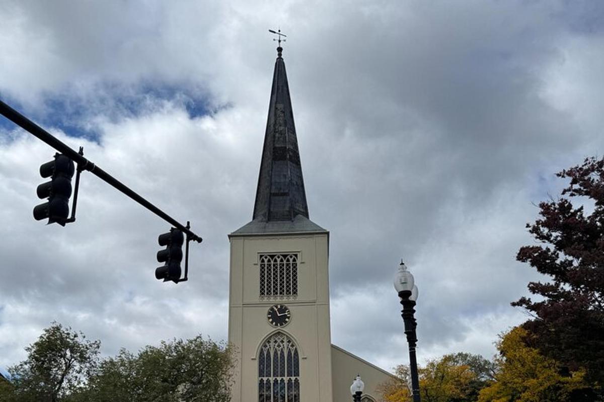 una chiesa con un campanile con un orologio sopra