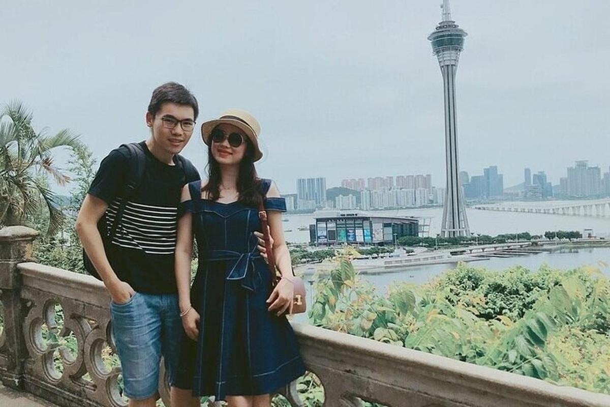 một người đàn ông và một người phụ nữ đứng cạnh nhau
