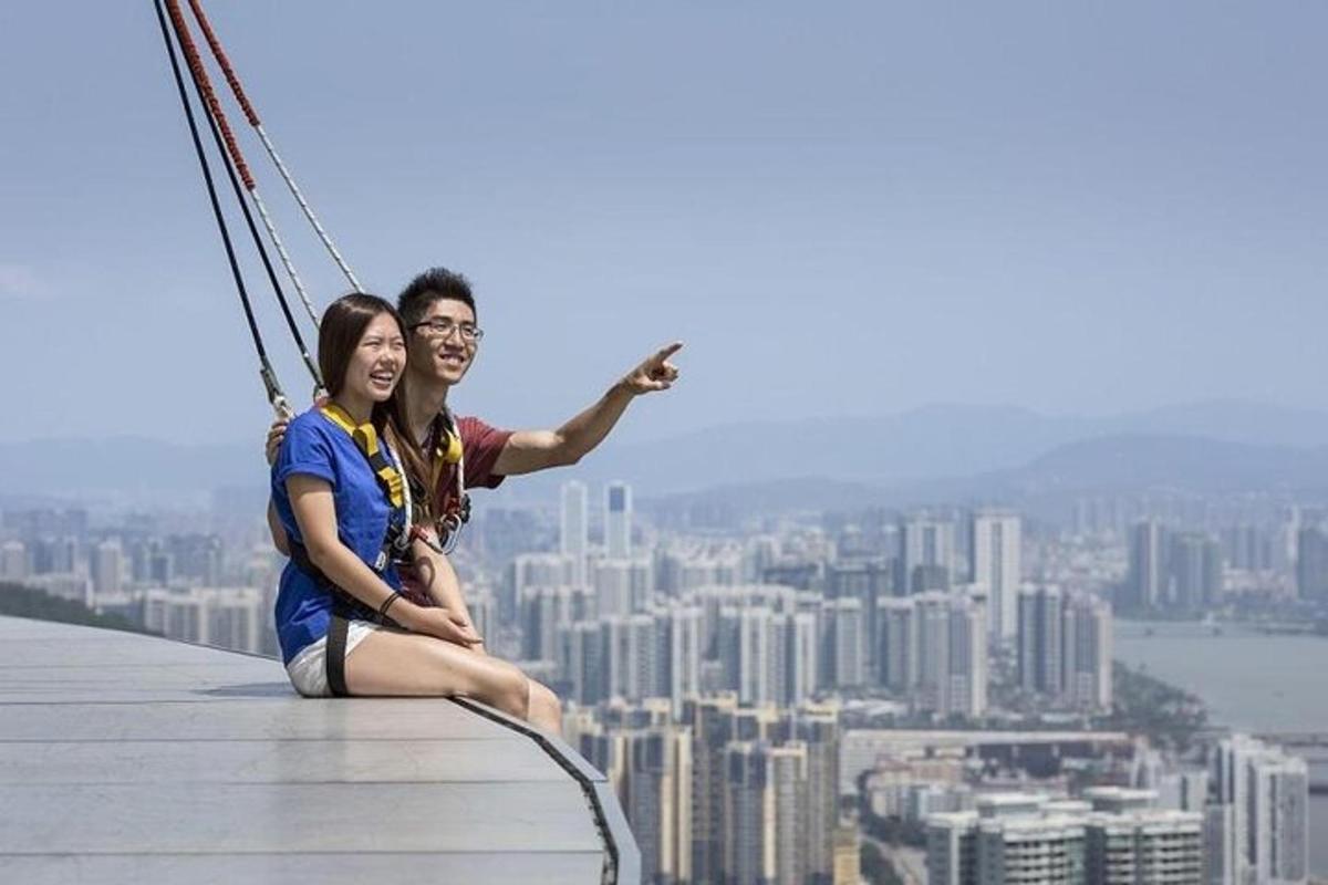 một người đàn ông và một người phụ nữ đang ngồi trên mép tòa nhà