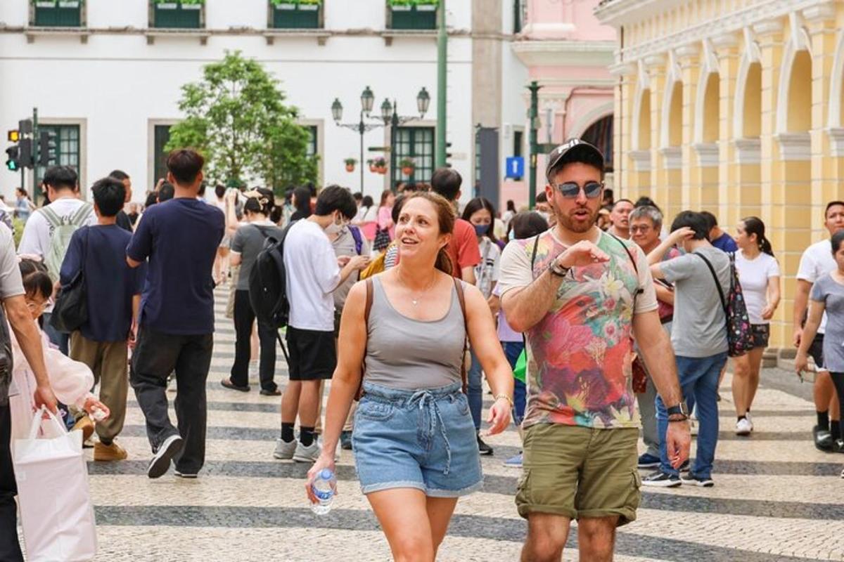 một người đàn ông và một người phụ nữ đang đi bộ qua đám đông