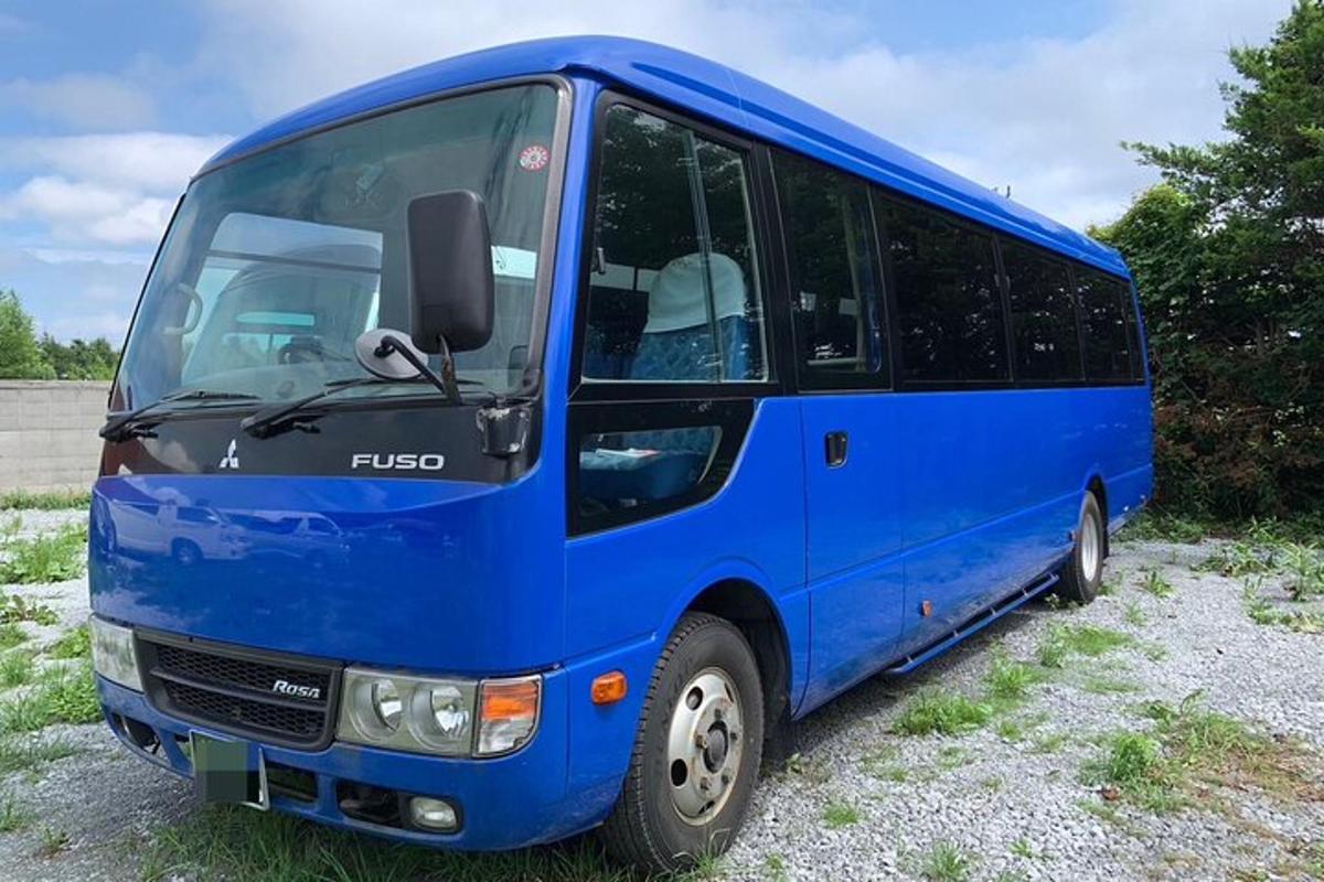 Modrý autobus je zaparkovaný na poli