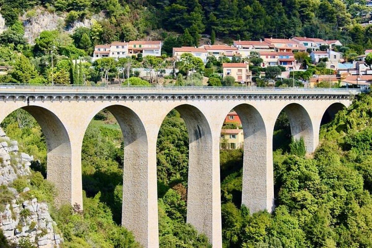 un ponte a quattro arcate su una montagna