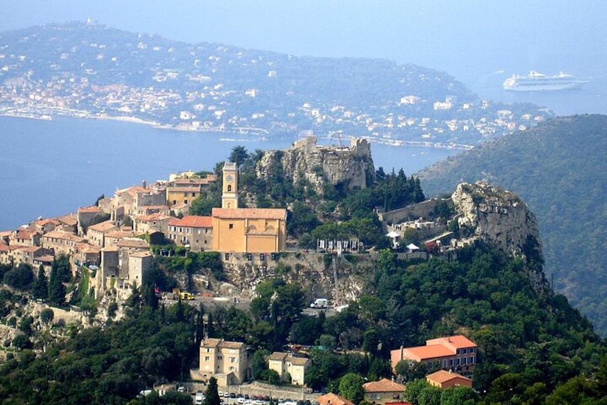 una città in cima a una collina con un castello