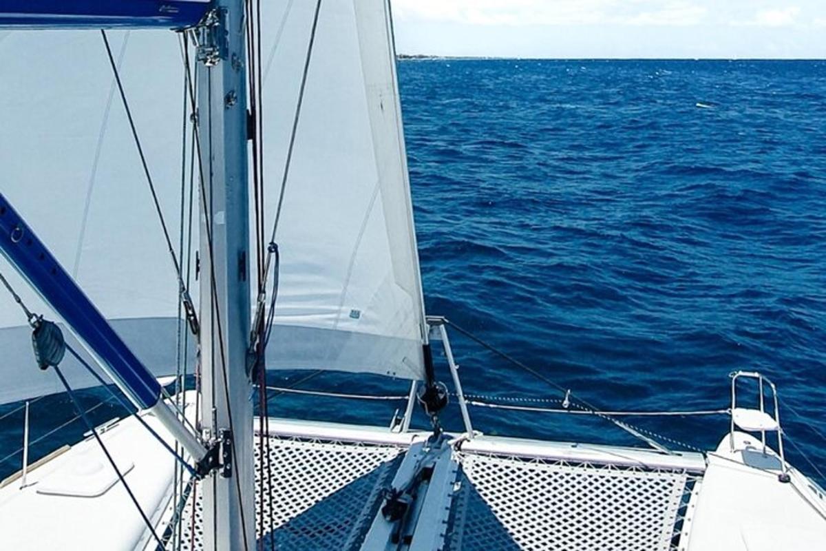 una vela su una barca nell'oceano