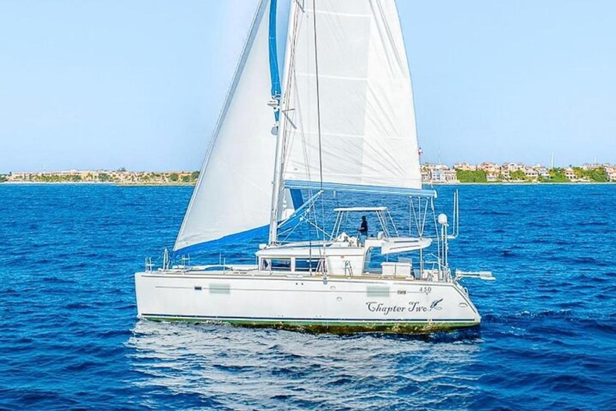 una barca a vela bianca è sull'acqua