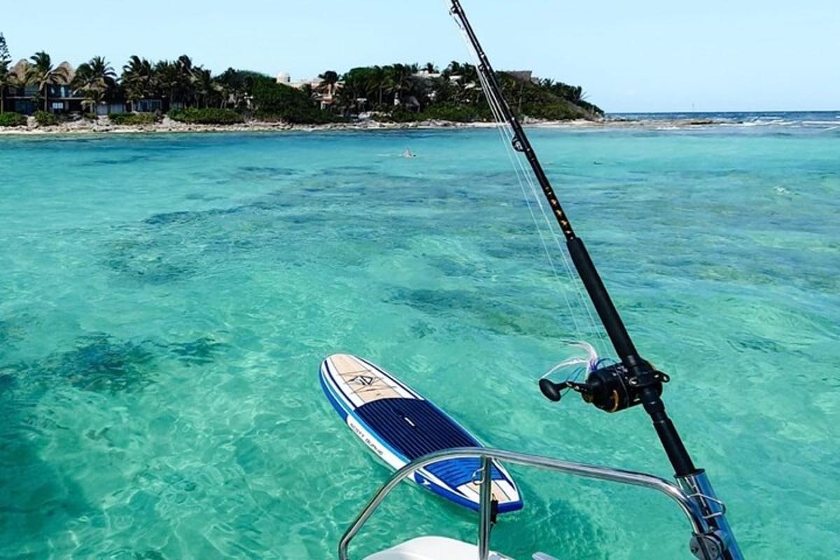 una barca in acqua vicino all'oceano