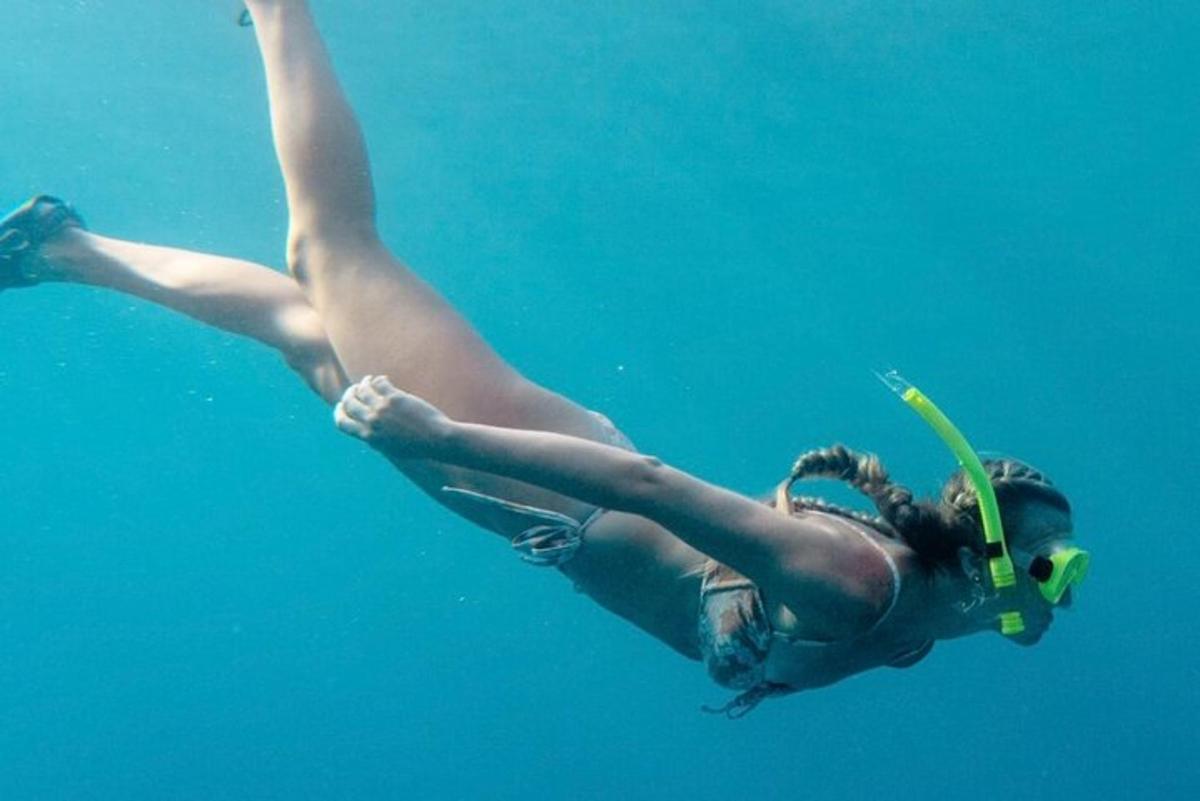 una dona nedant a l'aigua de l'oceà
