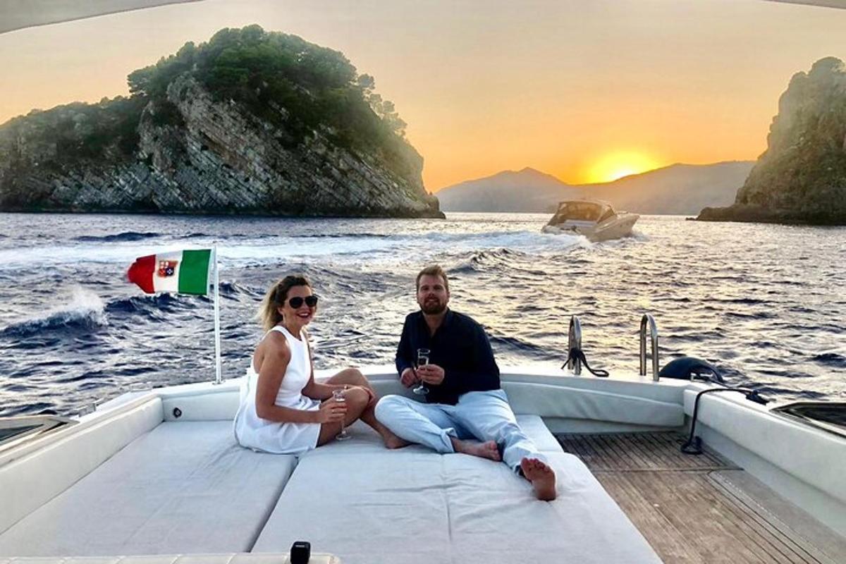 um homem e uma mulher sentados na parte de trás de um barco