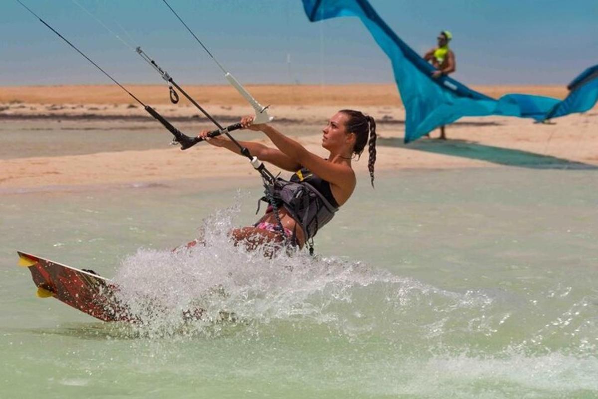 o femeie pe o placă de surf în apă