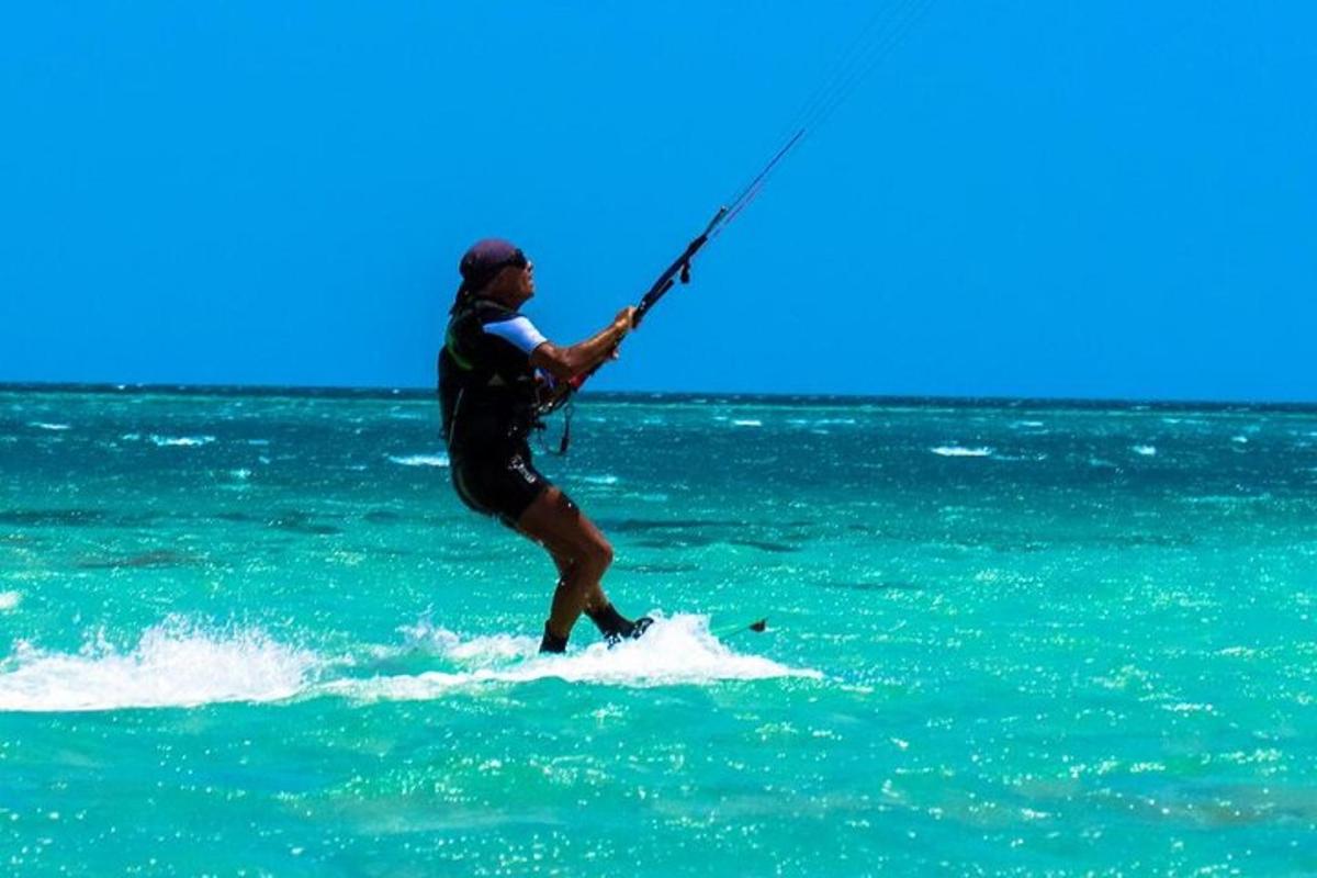 o persoană pe o placă de surf în apă