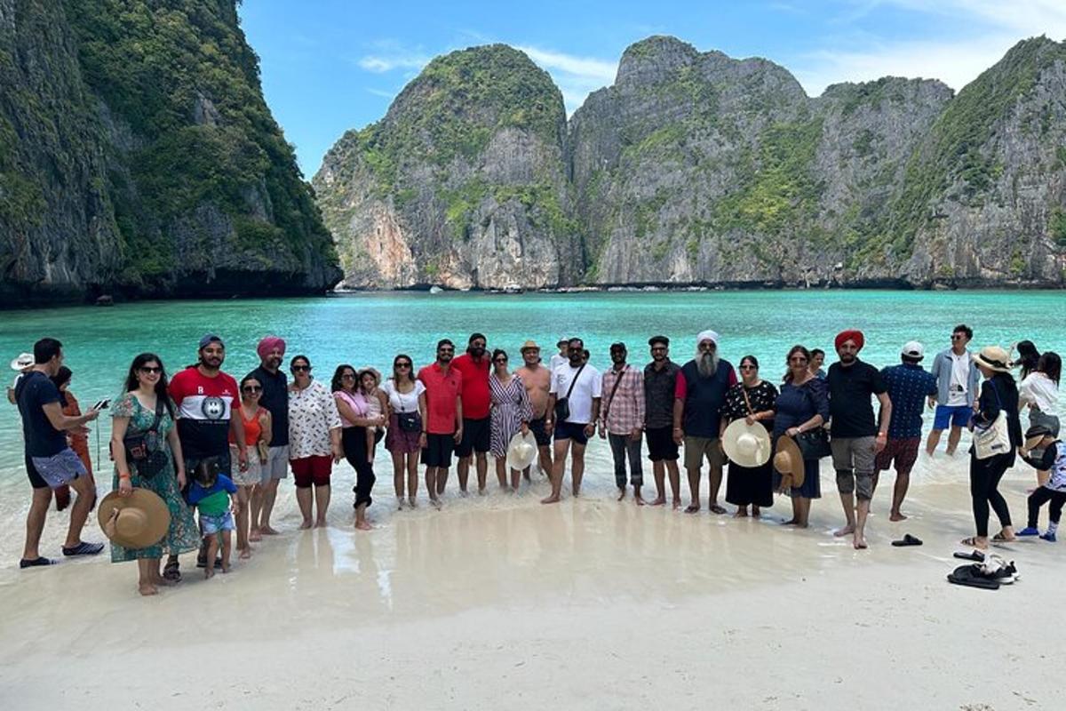 sekumpulan orang bergambar di pantai