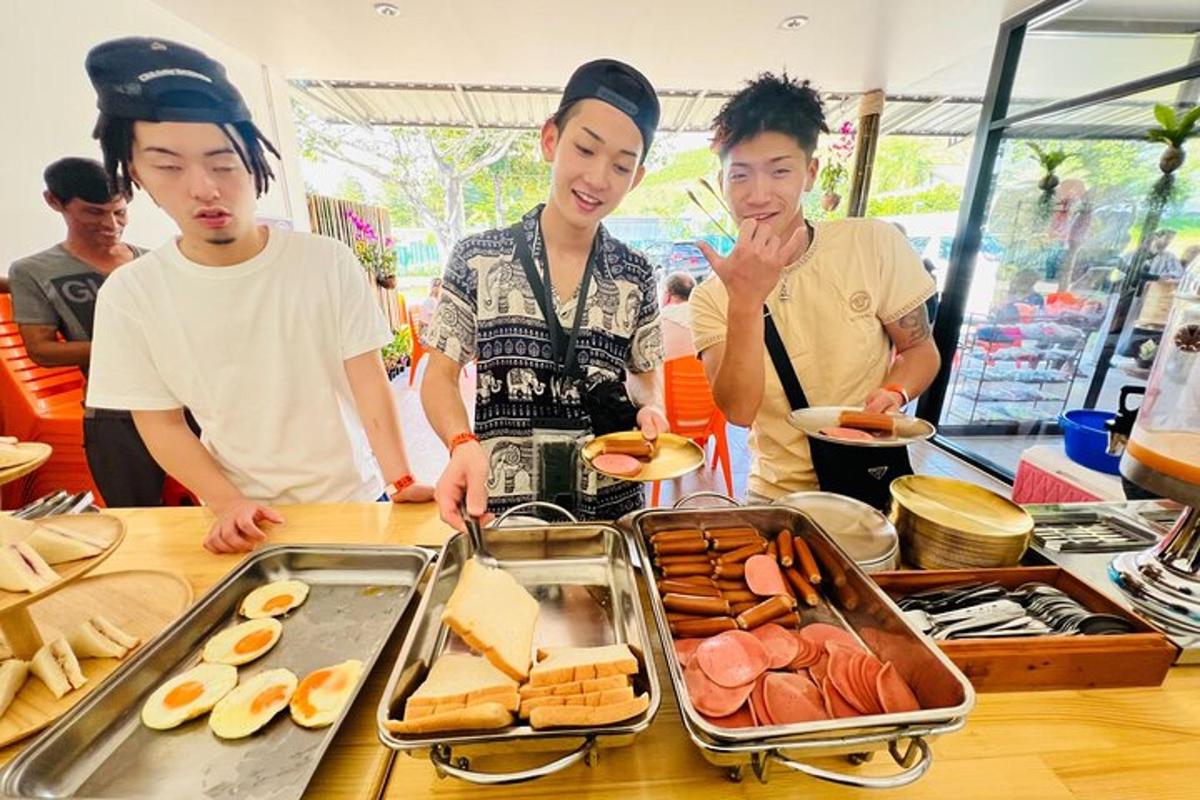 một nhóm đàn ông đứng quanh một cái bàn có đồ ăn