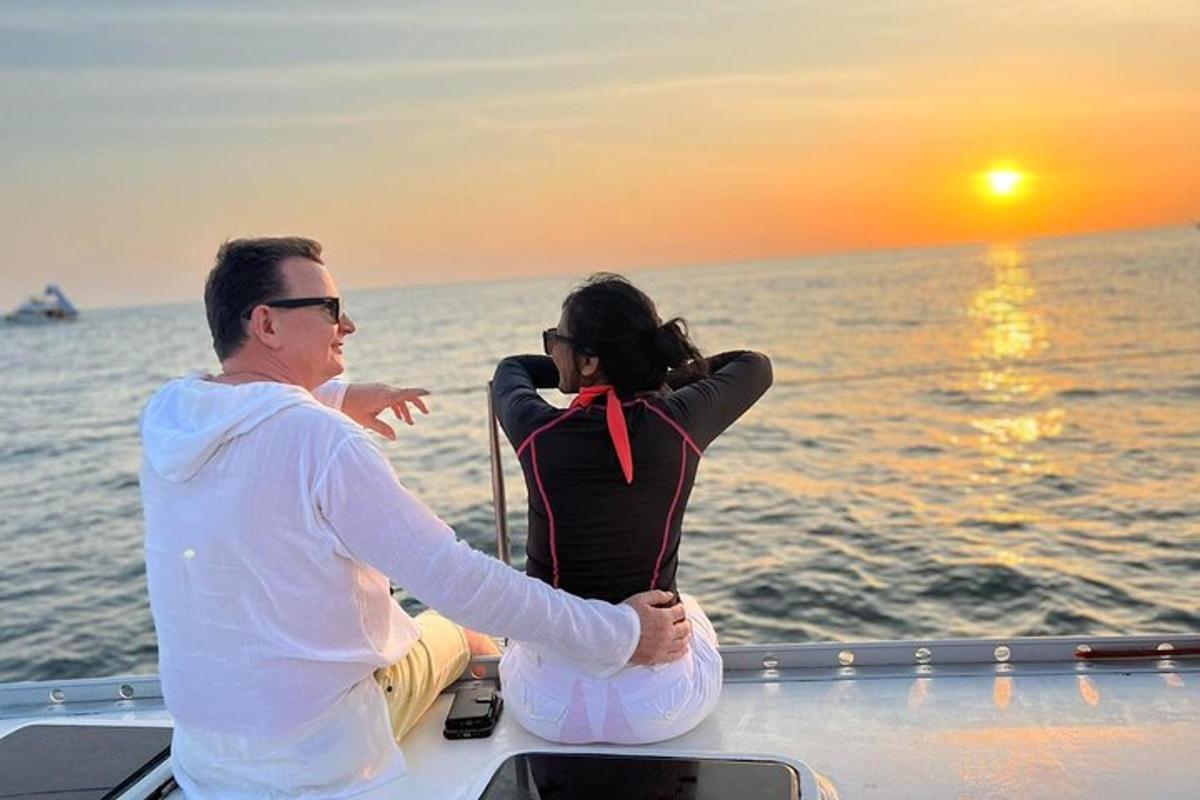 um homem e uma mulher sentados em um barco no oceano