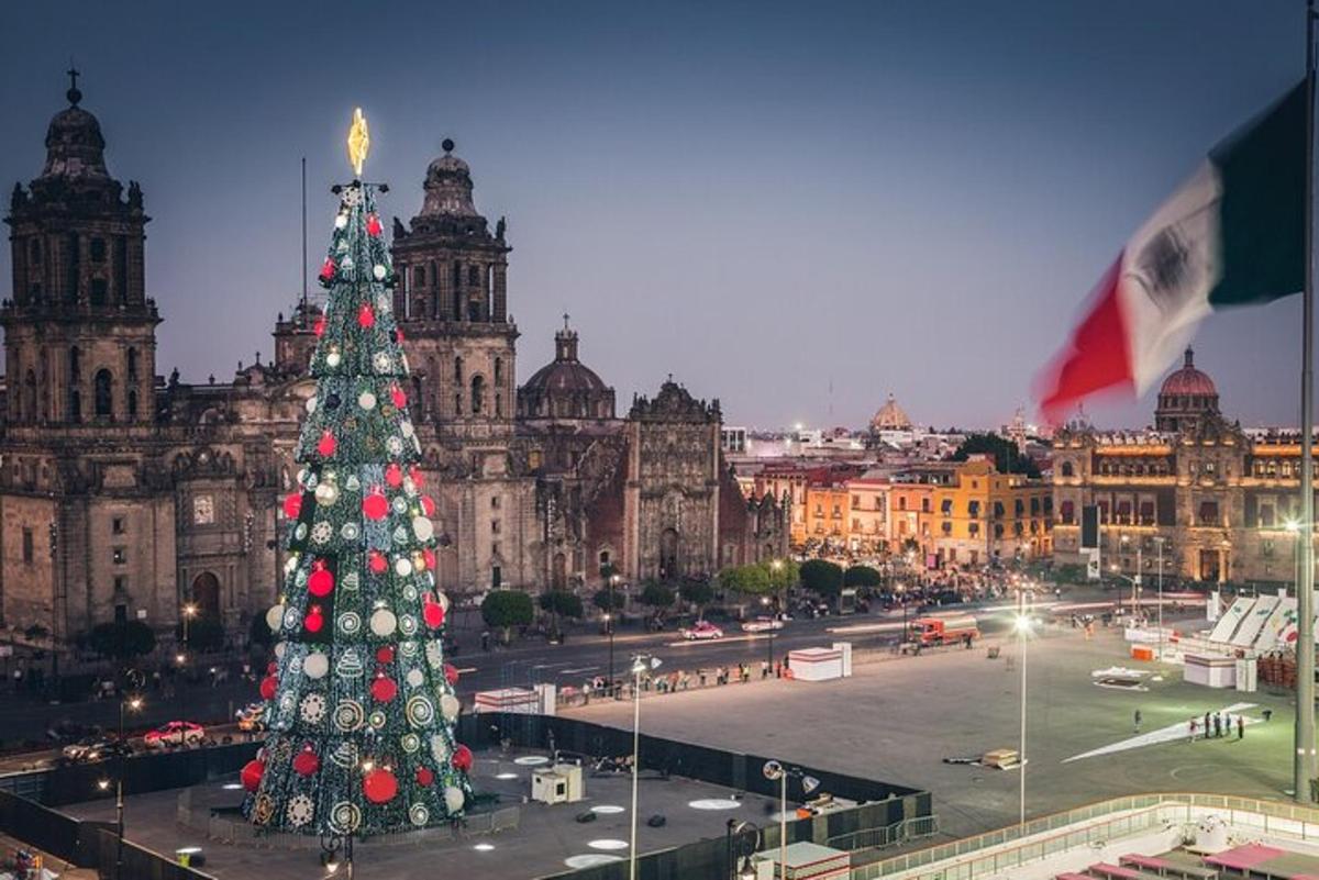 Un árbol de Navidad en medio de una ciudad.