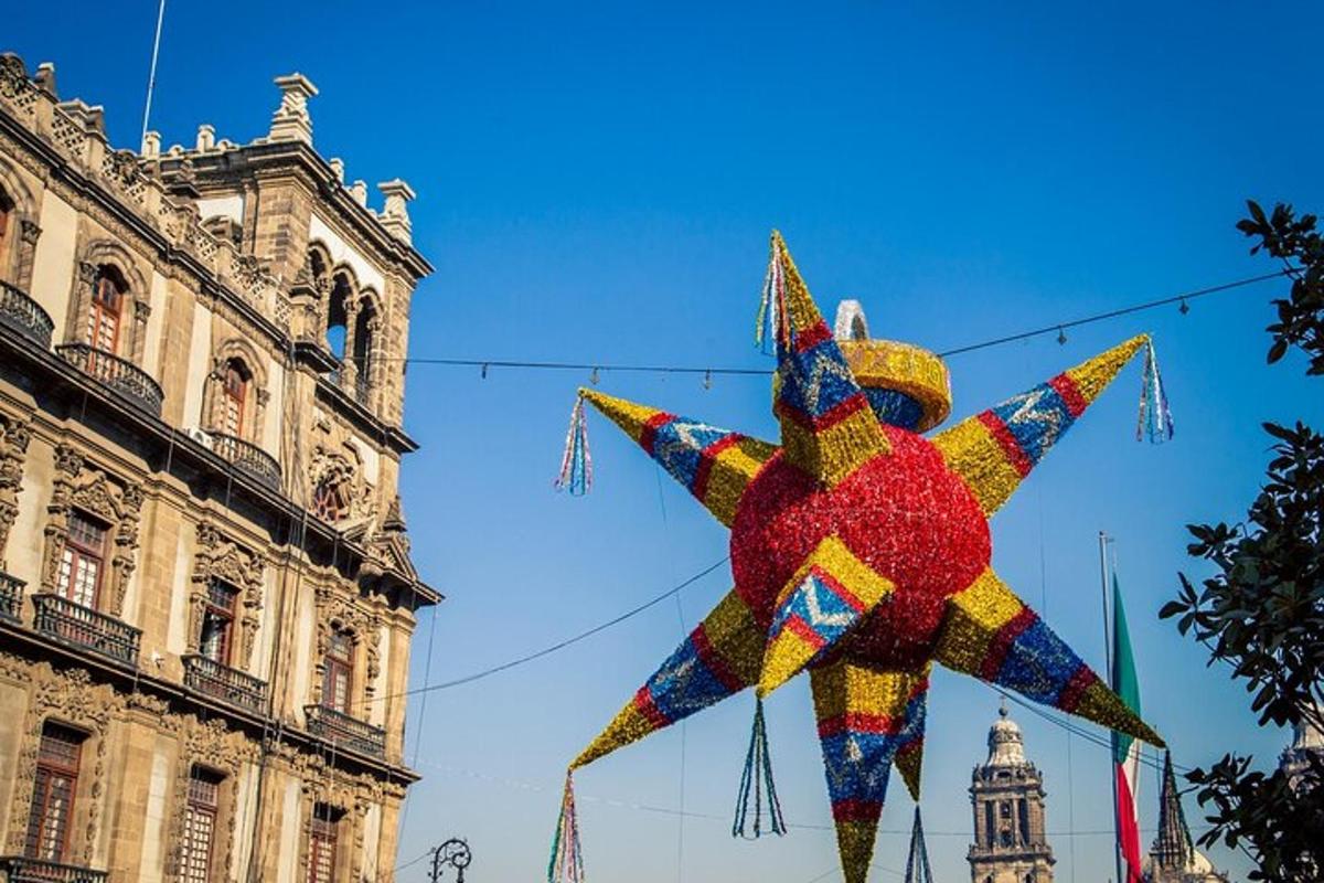 Una cometa estrella colgando frente a un edificio