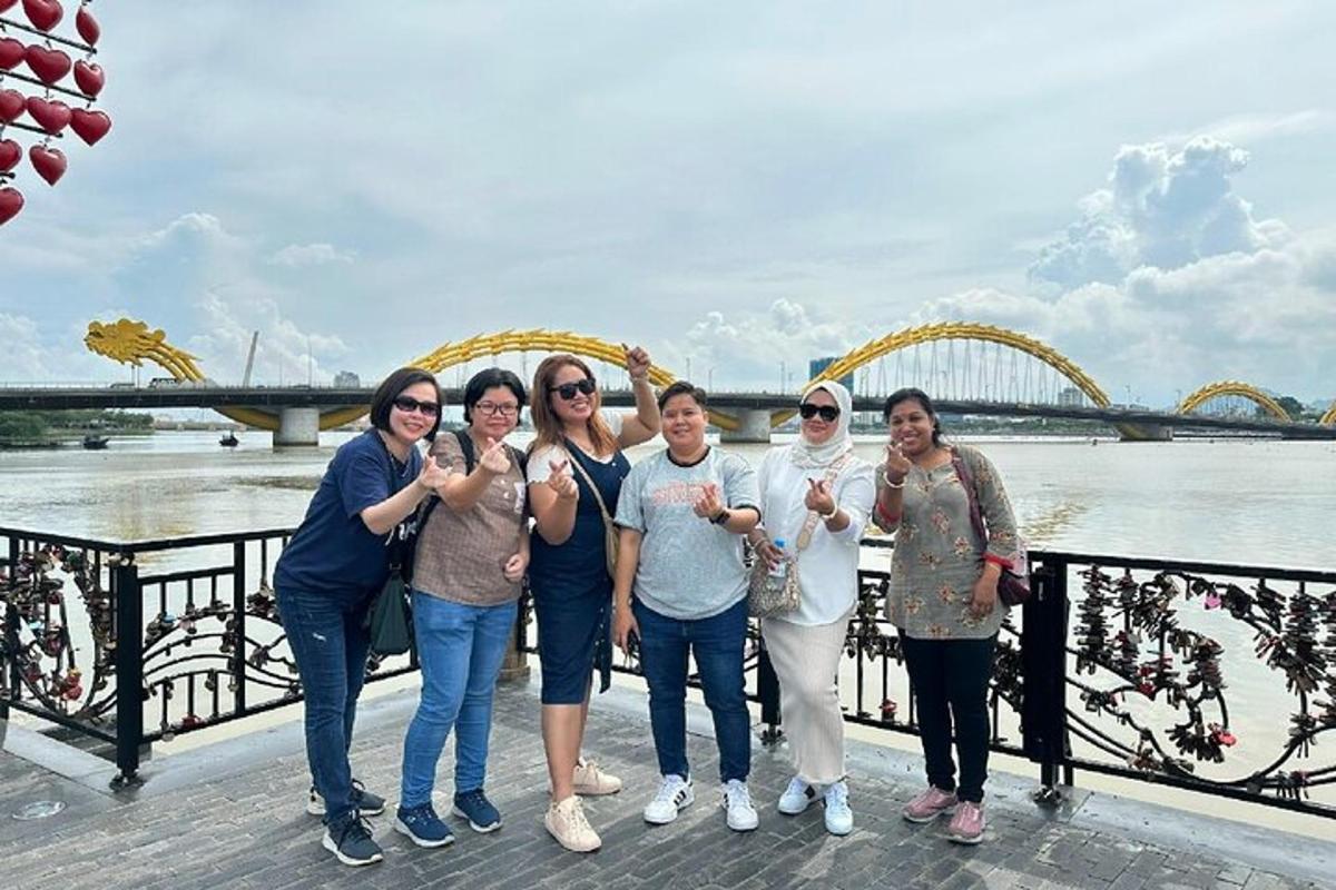 un gruppo di persone in posa per una foto su un ponte