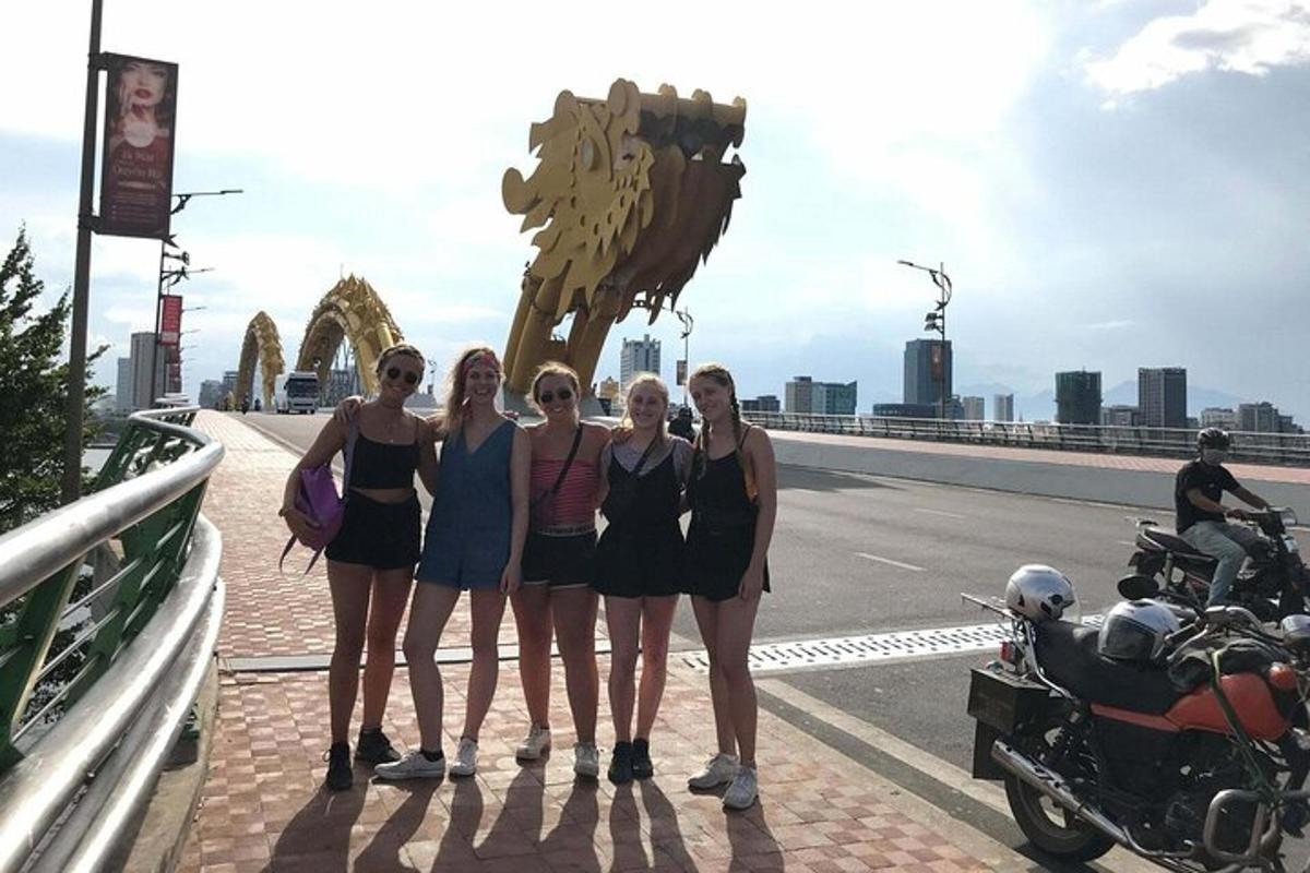 un gruppo di donne in piedi davanti a un ponte