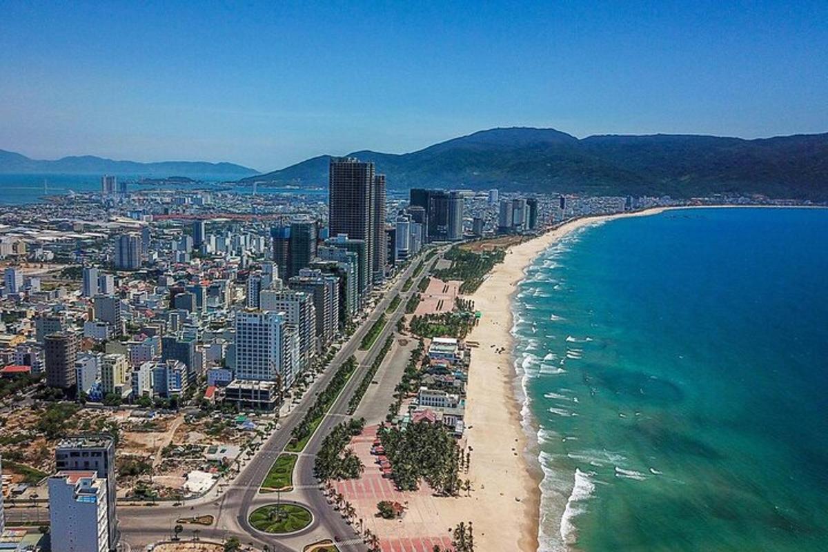 una vista aerea di una spiaggia e dell'oceano