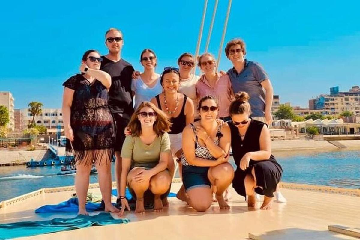 grupp inimesi poseerib pildi jaoks vee lähedal