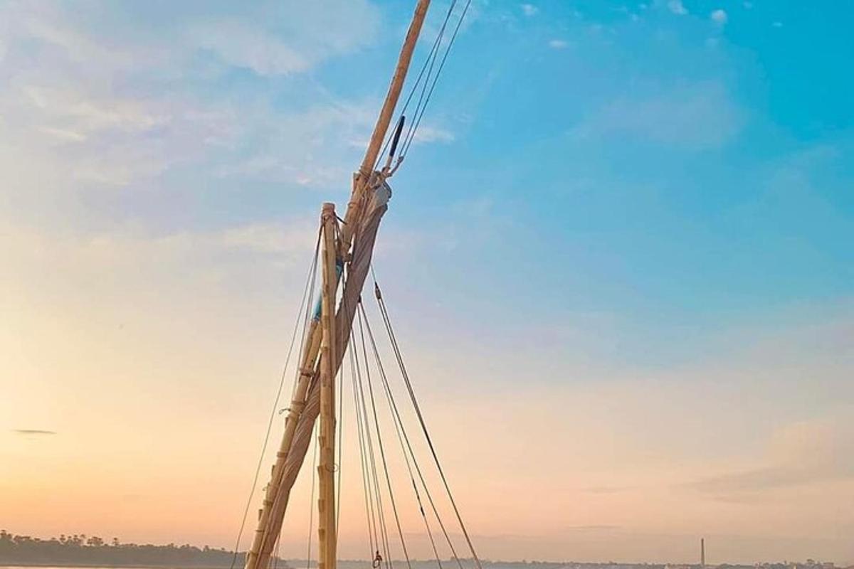 un mástil de madera de un barco en el agua