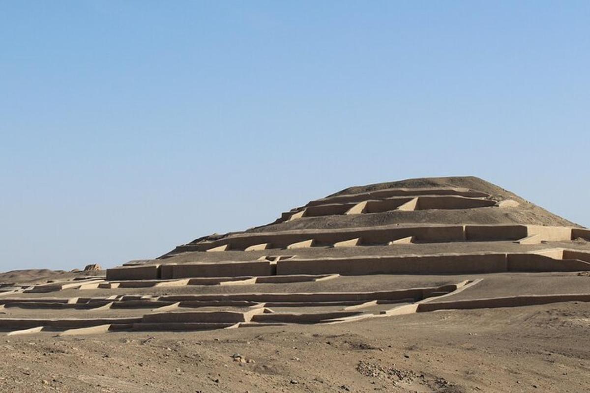 pyramida uprostřed pouště