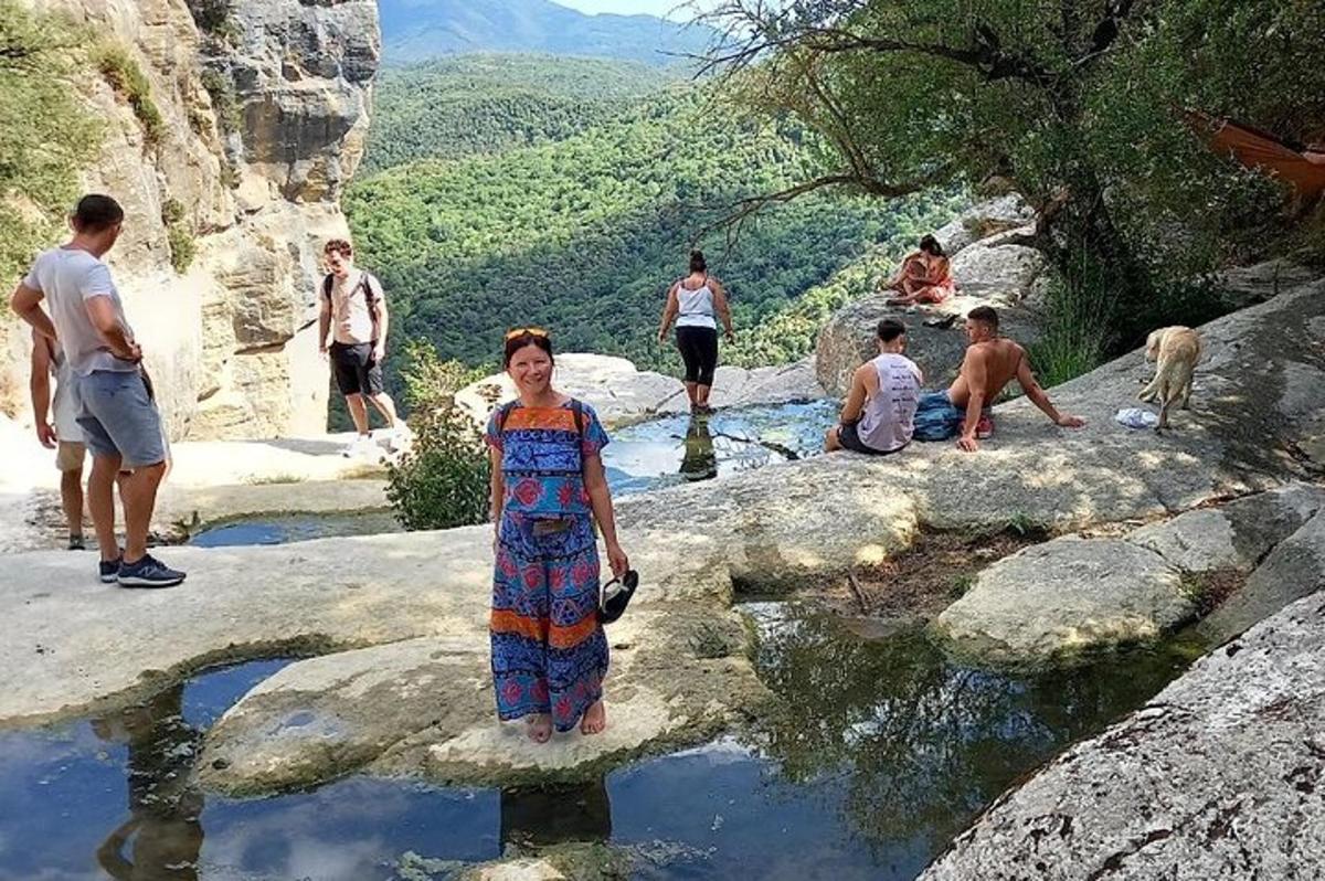 žena stojící na skále v kaluži vody