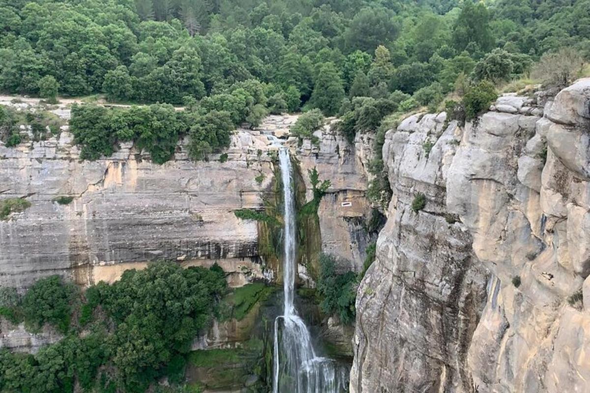 ένας καταρράκτης στην πλαγιά ενός γκρεμού