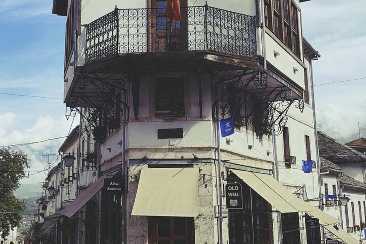 o clădire cu un balcon pe lateral