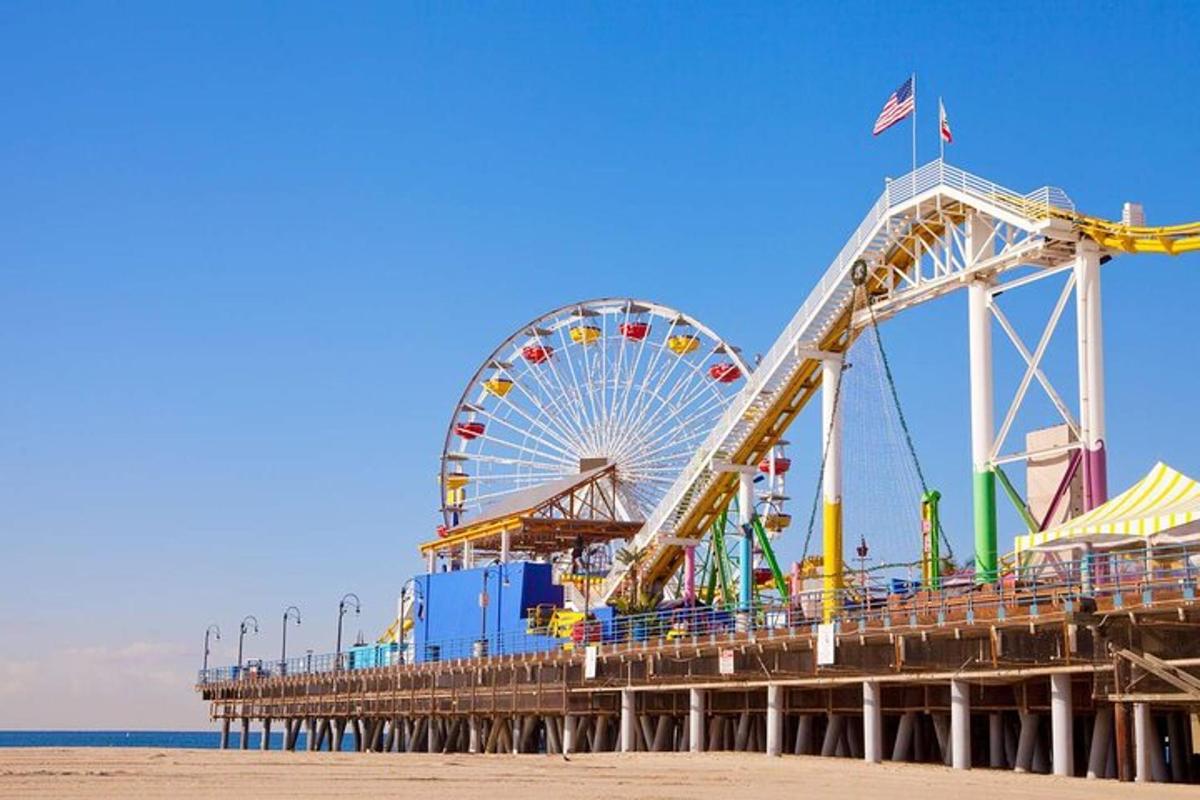 jeti dengan roda ferris di pantai