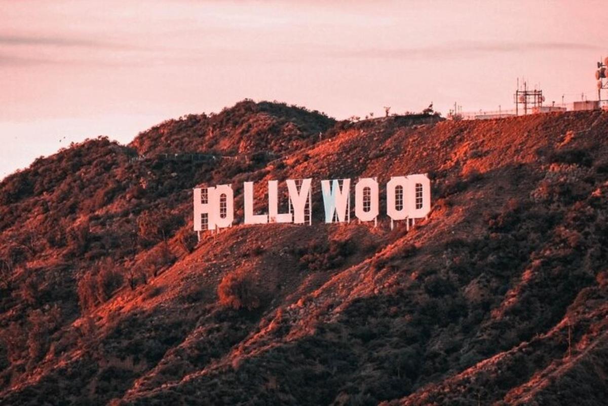 hollywoodský nápis na vrcholu hory
