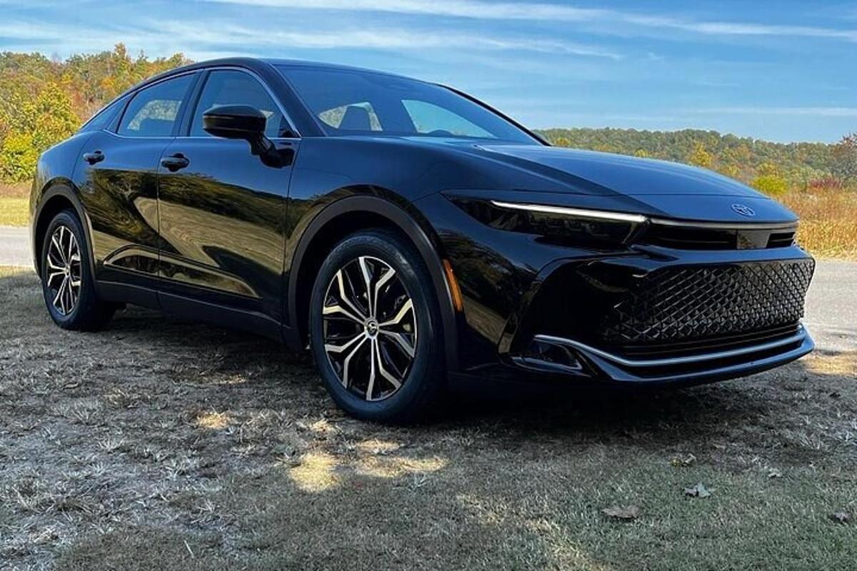 Blá Mazda CX lagt á vegi