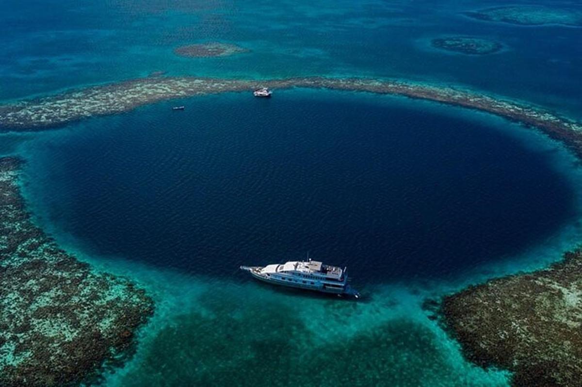 un barco en un gran cráter en el océano