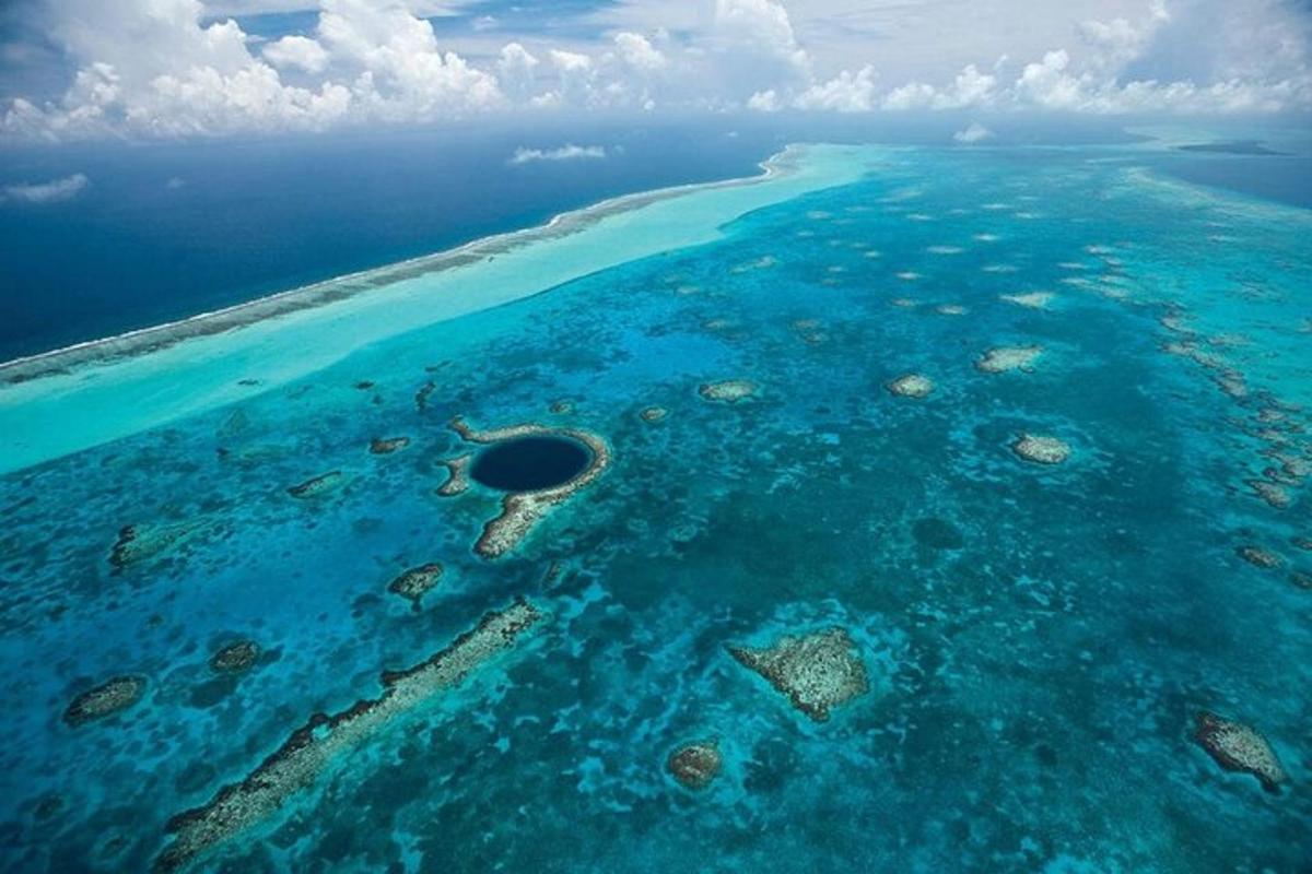 海洋中珊瑚礁的鸟瞰图