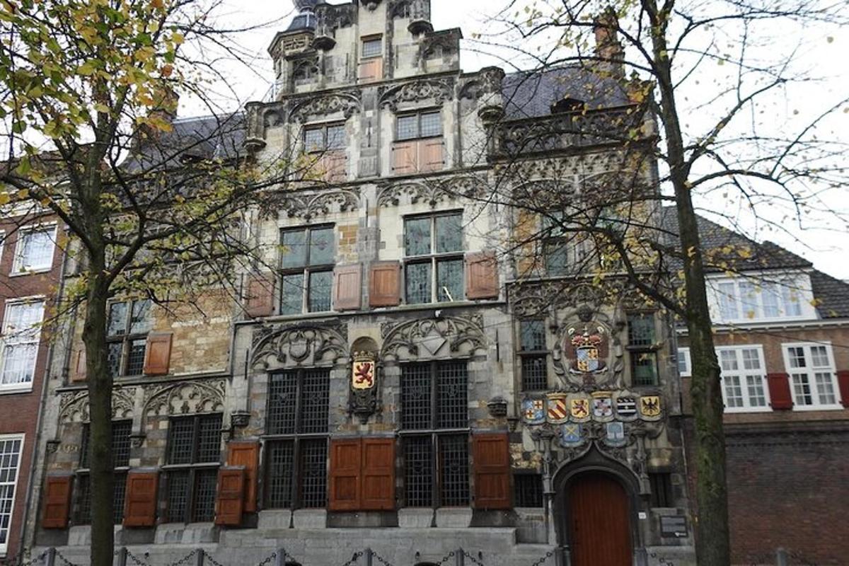 un vecchio edificio con un cancello di fronte
