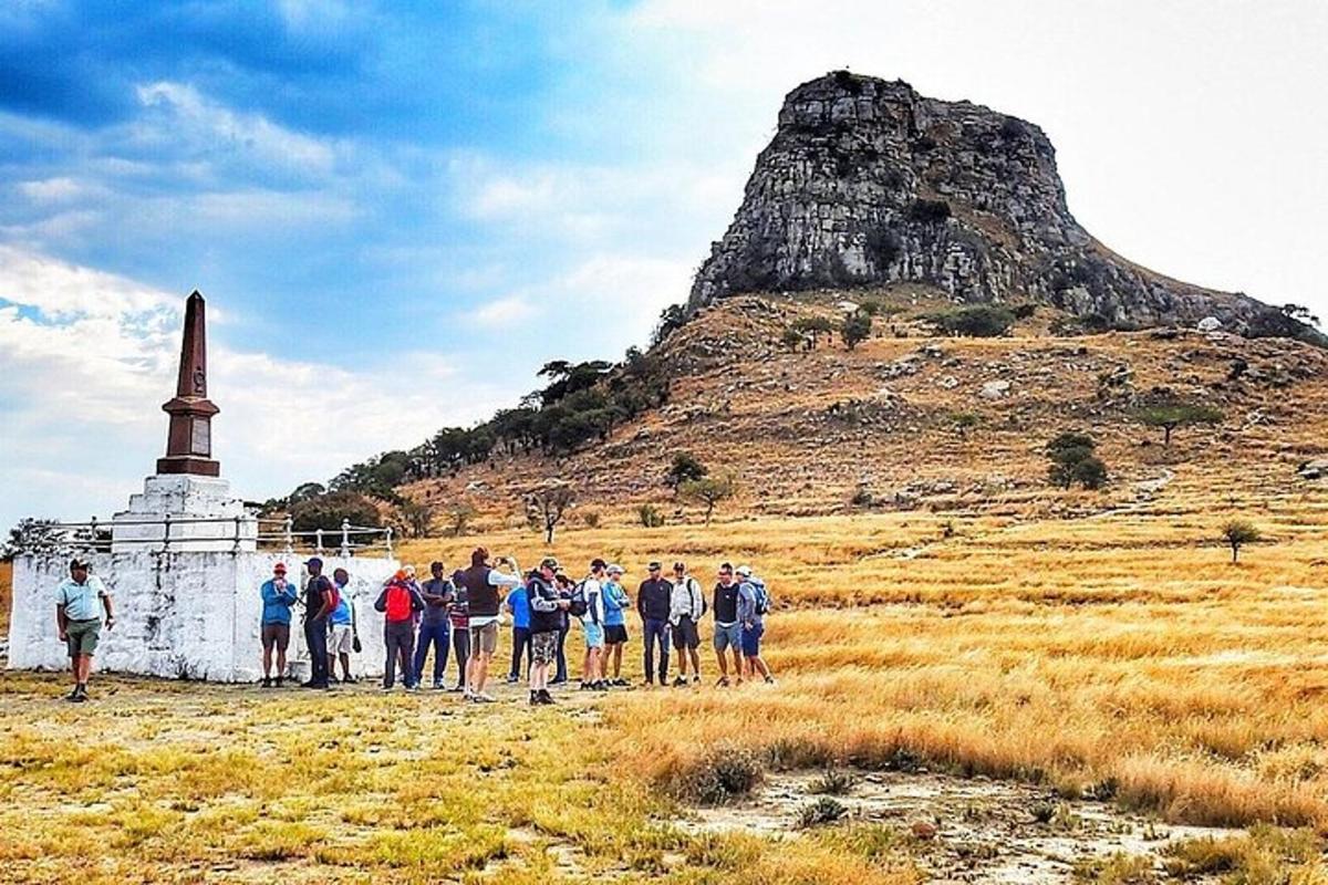 un gruppo di persone in piedi di fronte a una montagna