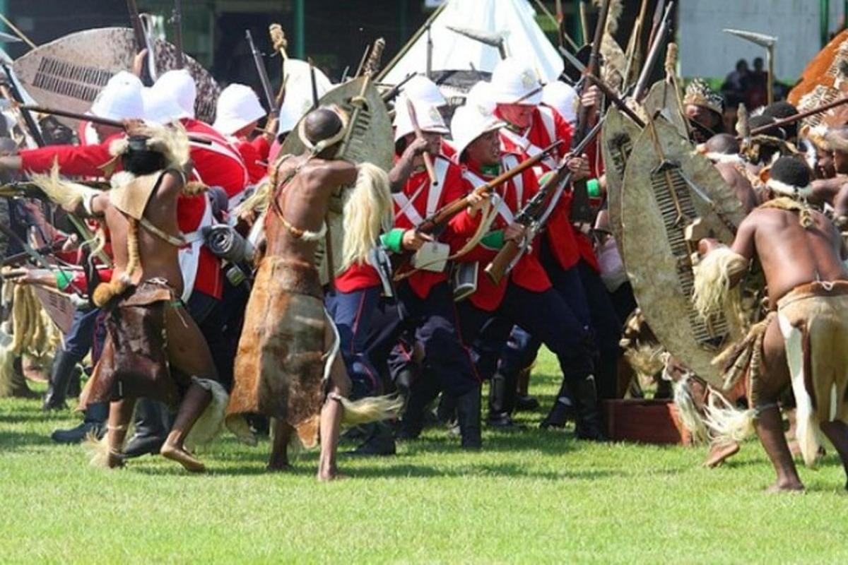 un gruppo di persone vestite con abiti storici