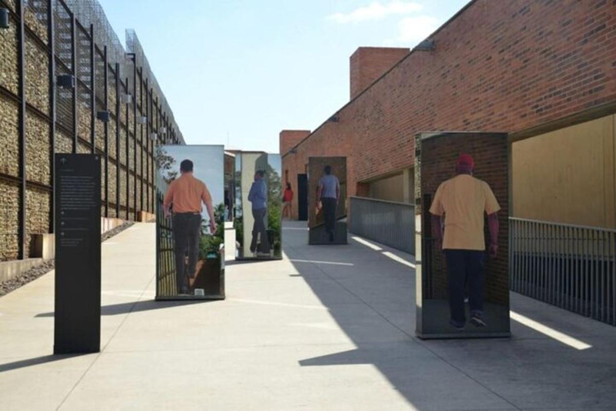 een groep mensen die door een poort in een gebouw loopt