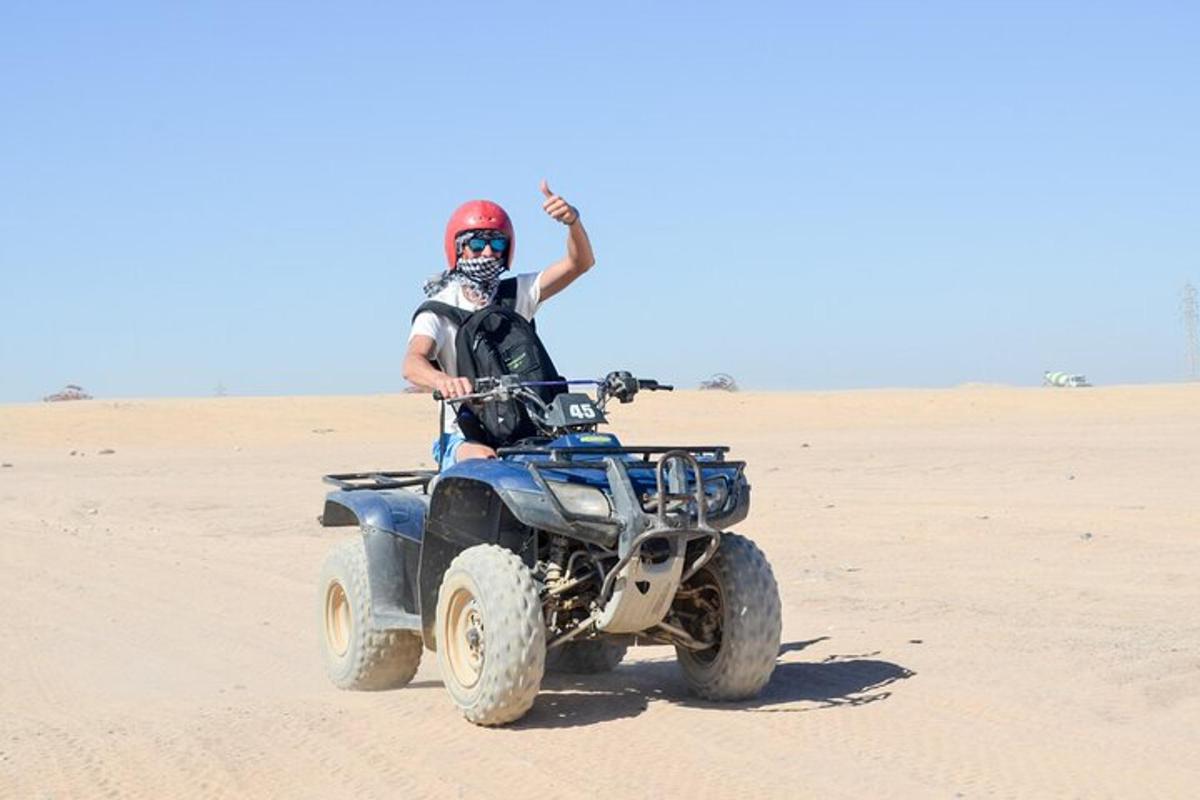 una persona su un quad nel deserto