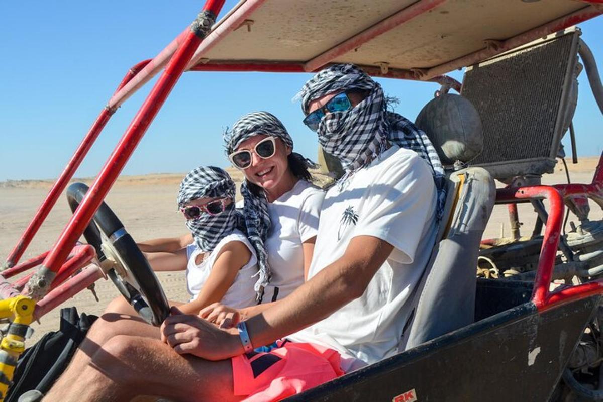 un gruppo di persone sedute su una barca sulla spiaggia