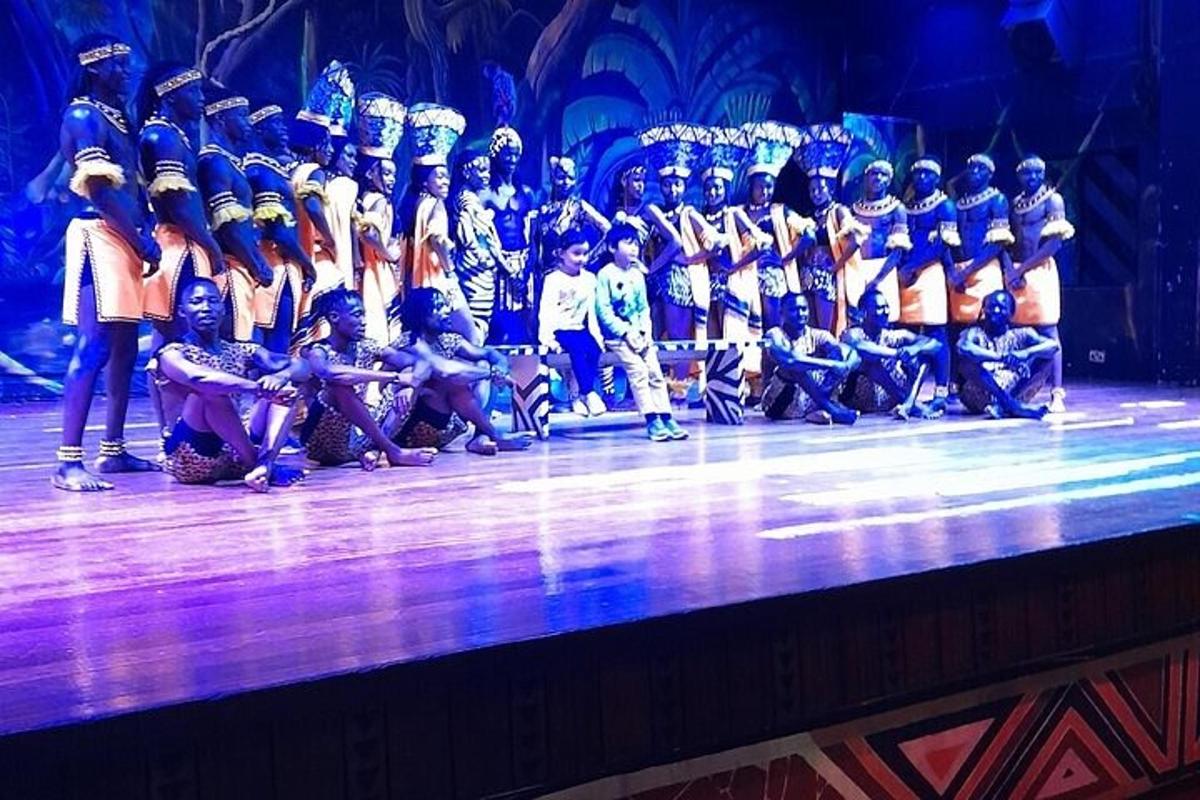 un grupo de personas de pie en un escenario