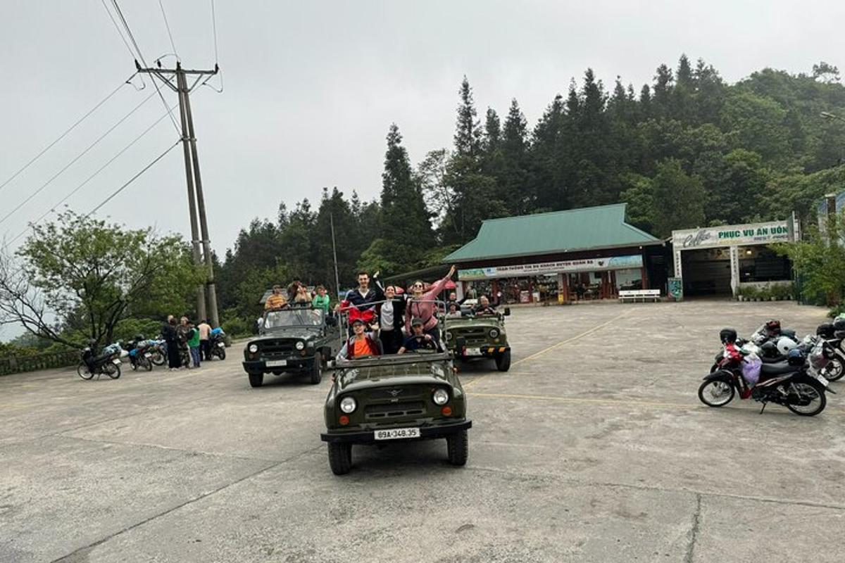 一群人坐在一辆旧车的后座上