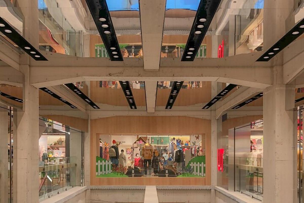 ein großes Einkaufszentrum mit einem großen Schaufenster