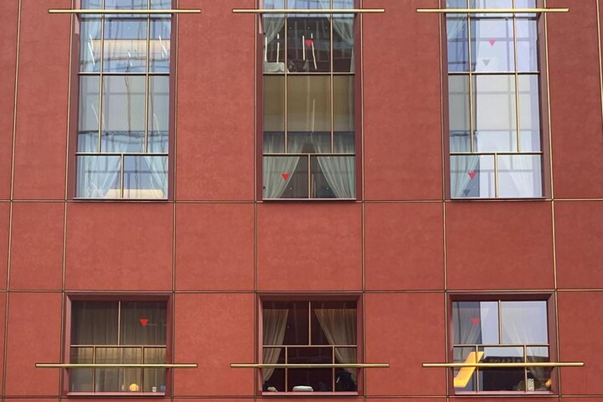 ein rotes Backsteingebäude mit vielen Fenstern