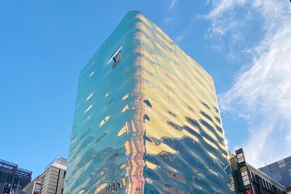 un edificio alto con un reflejo del cielo