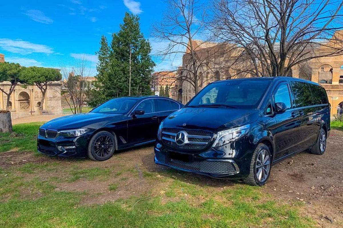 Dos coches aparcados uno al lado del otro en un campo